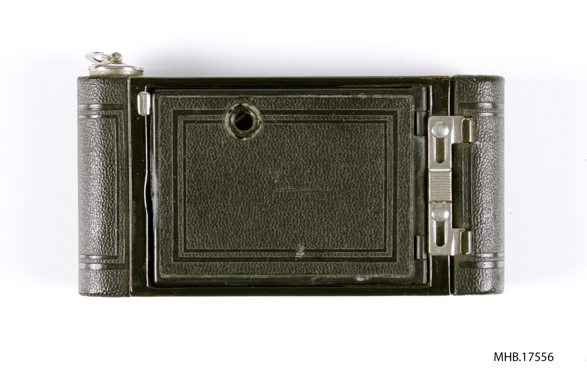 Folde fotoapparat Kodak Vest Pocket Hawk-Eye (filmrull 127 mm). Produksjonssted  Eastman Kodak Co., Rochester, N.Y., USA.