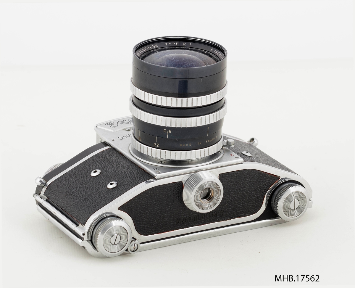 Fotoapparat Exakta Varex VX (filmrull 35 mm) med etui og ekstra søker med etui. Retrofocus Type R1 No.462874 linse (made in France). Produksjonssted Dresden, Tyskland.