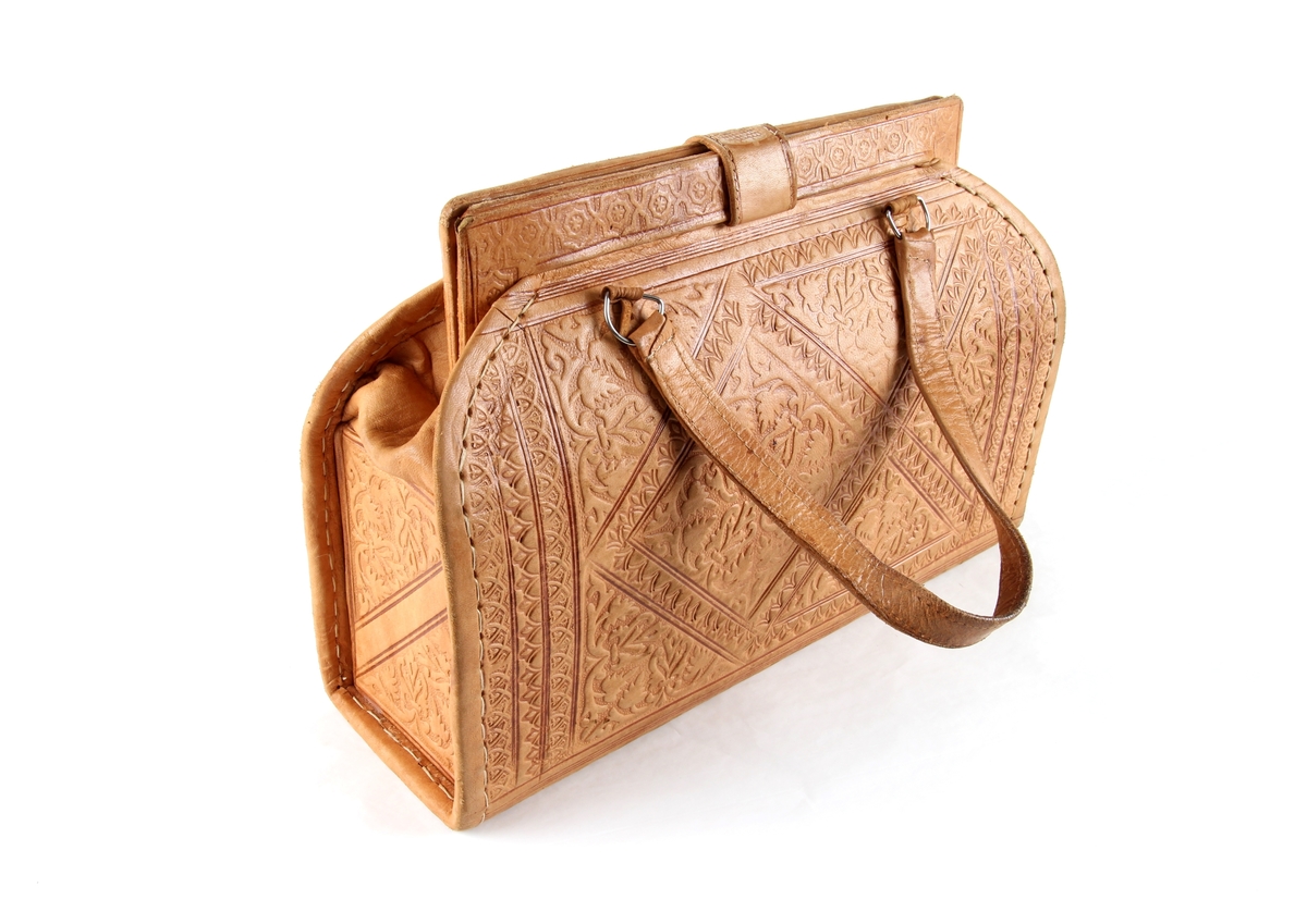 Håndveske i skinn med preget mønster.