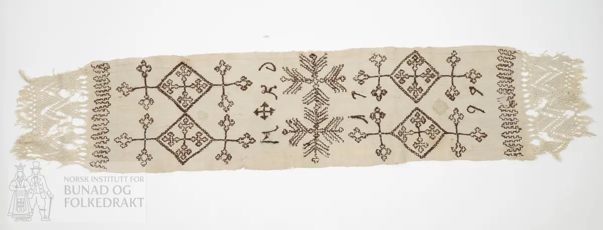 Er usikker på bruken av tekstilen. Kan ha vore sendingsplagg, hovudklut eller bårekross?
Av grov mjuk ubleika linlerret. Jare i båe langsidene. Broderi med holbeinsting med sauebrunt ullgarn. Båe endane har påsydd eit stykkje av liknande linkvalitet, der efsingane er knytt i firflettingsteknikk. Initialane MKD og årstalet 1799.