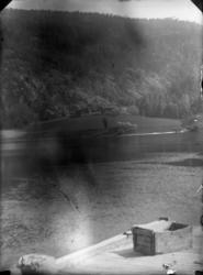 Rikard Berges fotoarkiv. Landskap og gårdsbygninger, 1908. B