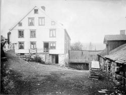 Repro: Morterudgården i Elvegata, Lillehammer, senere Brofos