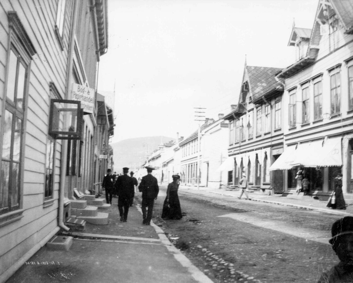 Repro: Gatebilde fra Storgata, Lillehamme, med nr. 64 til venstre og nr. 63 og 65 til høyre.