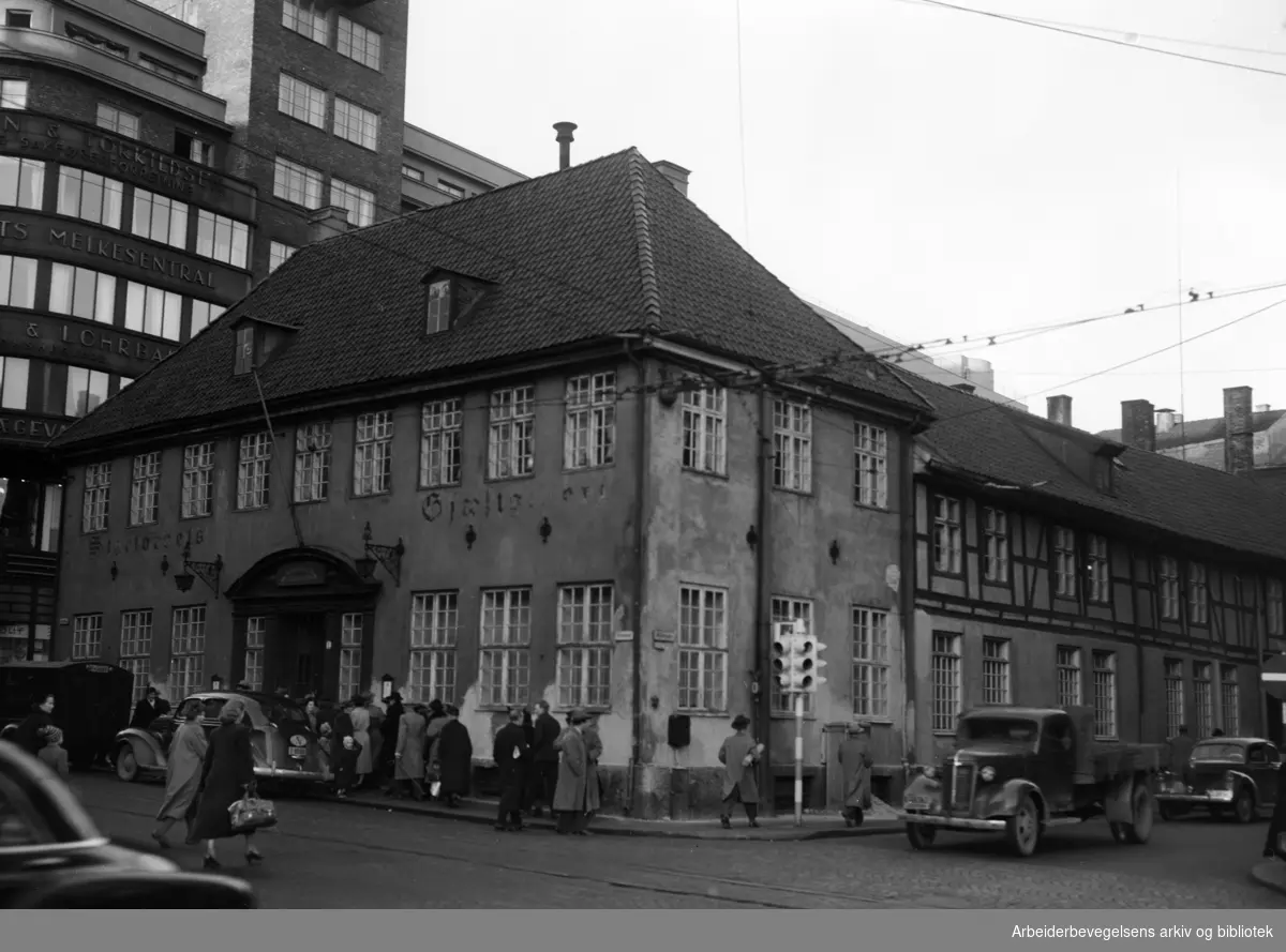 Stortorgets Gjæstgiveri og "Gamle Christiania". Bygningen som bør fredes. Desember 1953