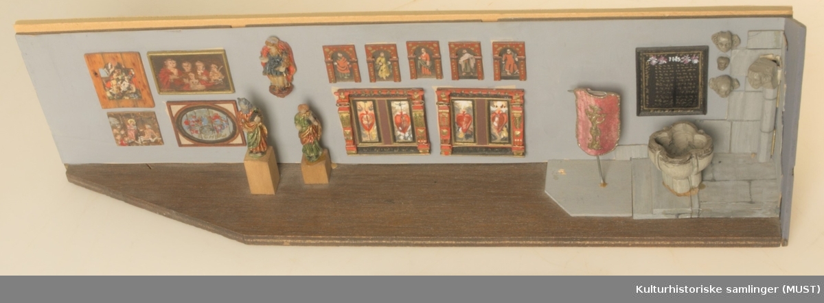 Modell av utstillingen "Kirkekunst" i "Et byhistorisk teater".