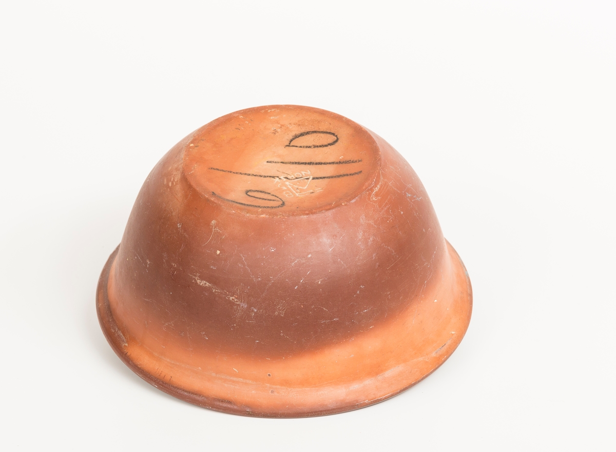 Brun bolle i keramikk med 3 gule striper. Glasert på innside.