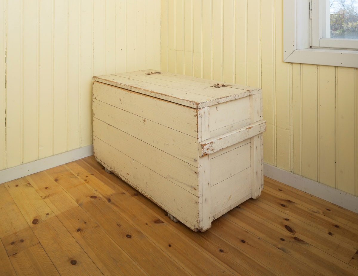 Trekasse kledd med tynn blikk antagelig sink på innsiden. Trolig brukt som kjølekasse. Åpnes med to jernhenglser på oversiden.