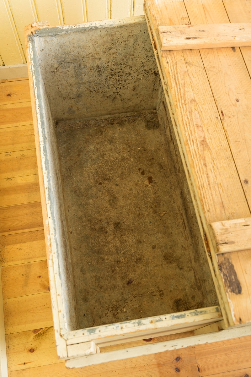 Trekasse kledd med tynn blikk antagelig sink på innsiden. Trolig brukt som kjølekasse. Åpnes med to jernhenglser på oversiden.