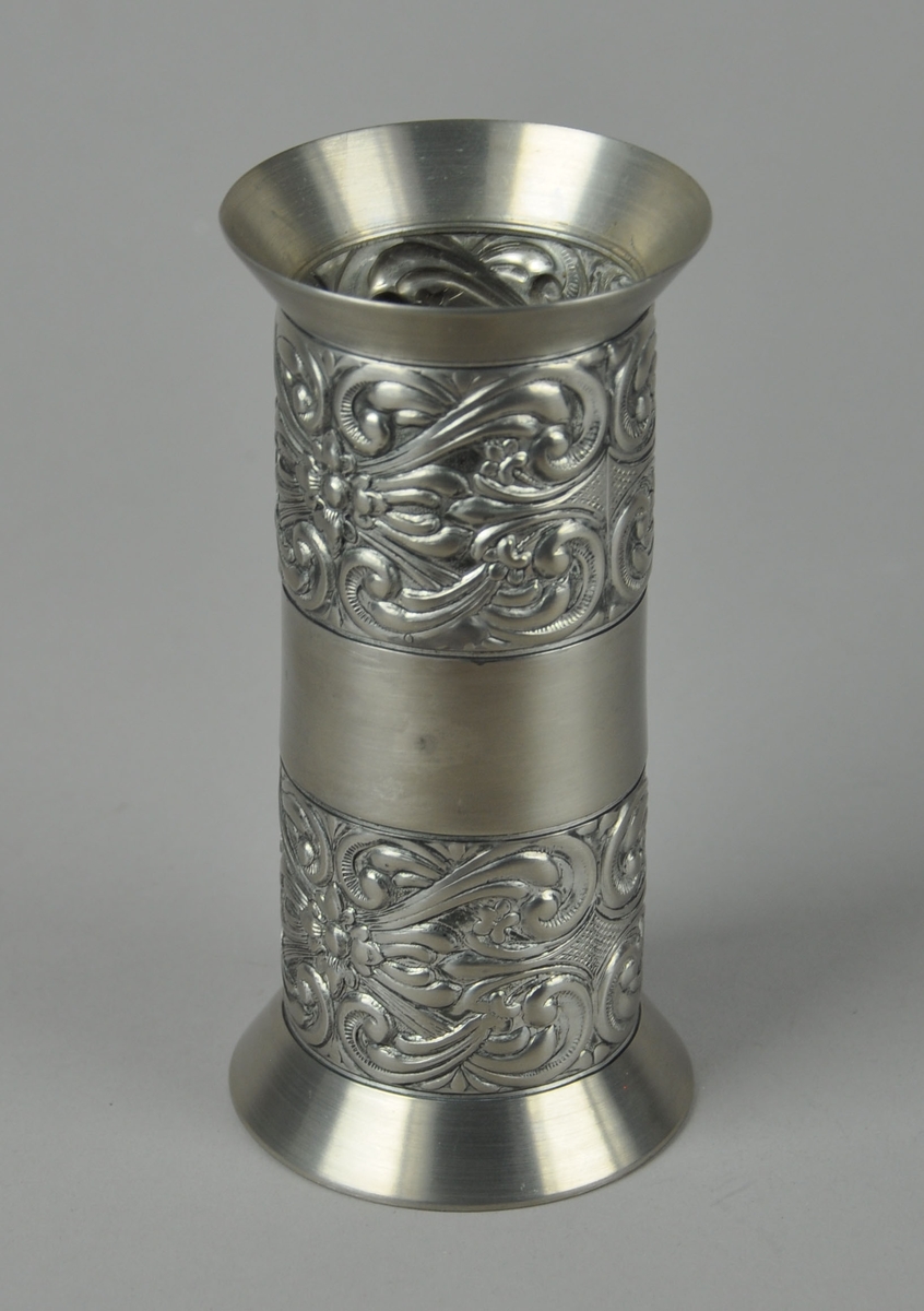 Sylinderformet vase med to brede dekorfelt med akantusmotiv.