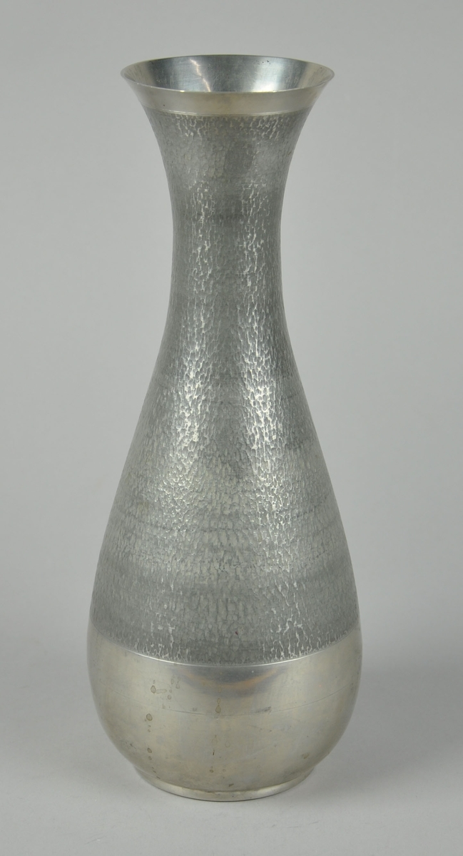 Dråpeformet vase med enkel dekor over øvre 3/4 lengde, blank i bunnen.