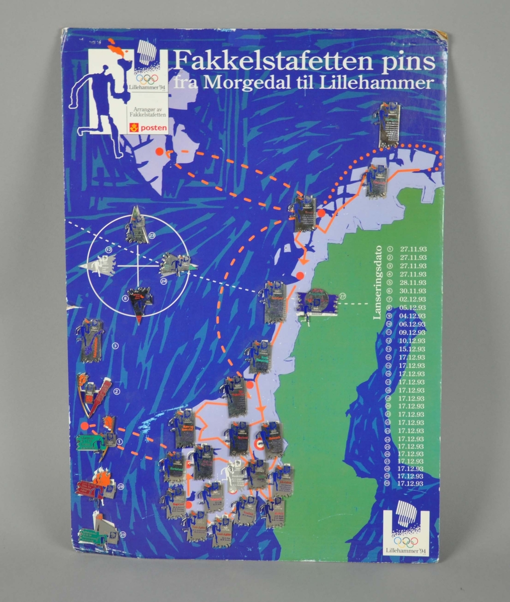 Pappplate med Norgeskart, med 28 pins fra hvert fylke og andre markeringssteder. Logo med fakkelmannen, Lillehammer-OL 94 og Posten. To pins mangler i samlingen.