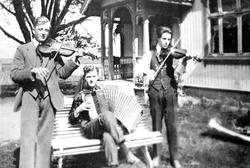 Spillemenn på tunet på Vestre Hauge i Rolvsøy. Ole Johnsen H