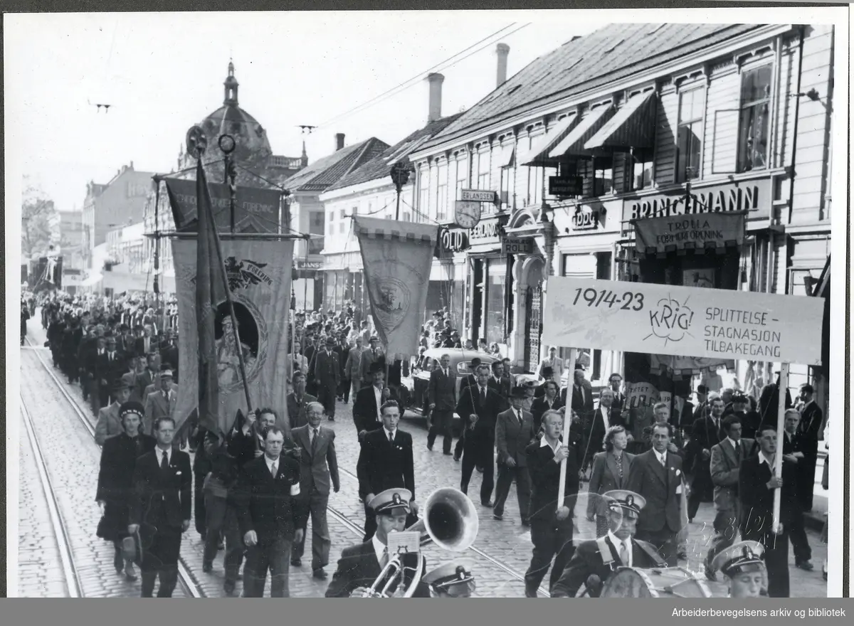 Jubileumsstevne for Arbeiderpartiets 60-årsjubileum, Kristiansten festning i Trondheim 24. august 1947. .Parole: 1914-23. Krig, splittelse, stagnasjon, tilbakefall