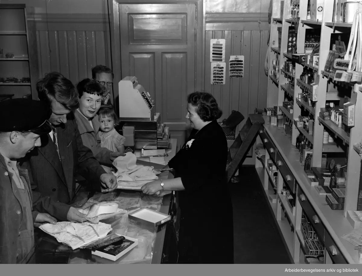 Ullevål sykehus. Interessekontoret. Mange titter innom den nye butikken der Ragnhild Andersen residerer. September 1954