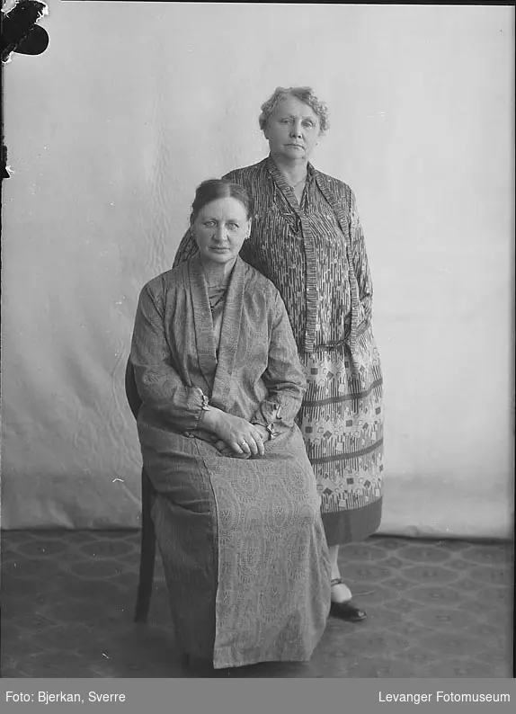 Portrett av to kvinner. den ene heter Helene Kongshaug den andre er hennes søster hvis navn er ukjent