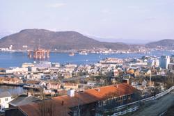 Oljeplattformen "Treasure Seeker" slepes inn på Harstad havn