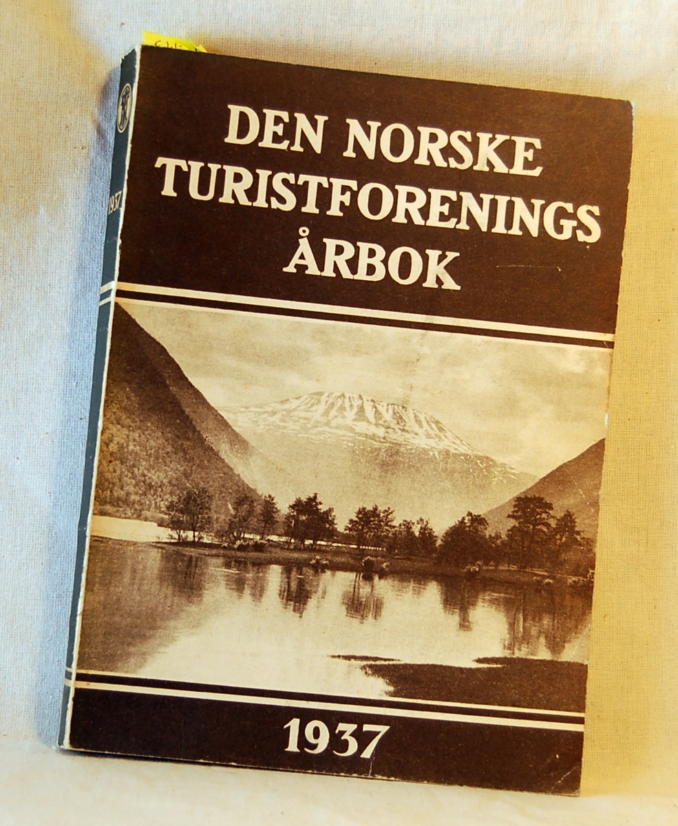 10 stk. årbøker fra årgangene 1925, 1928, 1935, 1937, 1942, 1943, 1951, 1953, 1959, 1968.

Årbok fra 1925 og 1928 er gitt i gave av Lions Nesbru i 2014/15 og erstatter eksemplarer som Tromsø Museum overtok.