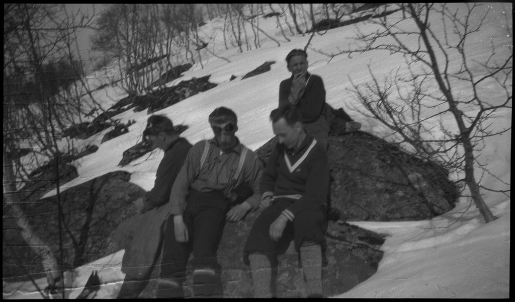 Per og Alf Årseth, Reidar Gjissen(?), Tor Tørresen, Per Roth og Finn Johannessen på skitur i nærheten av Fjellberg i Suldal. Det er bilder fra flere pauser.