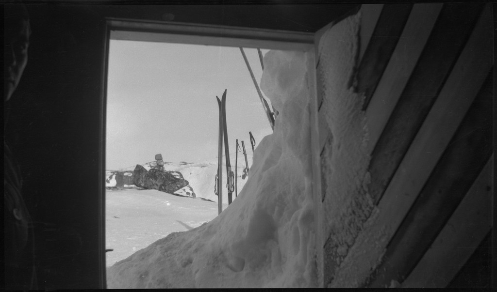 Per og Alf Årseth, Th. Næss og Finn Johannessen på skitur i Suldal og Setesdal. Det er bilder fra fjellet og pauser, fra bygging av snøhule, fra den steinbygde Grjotdokken jakthytte og fra Blåfjell turisthytte (bilde nr. 22).