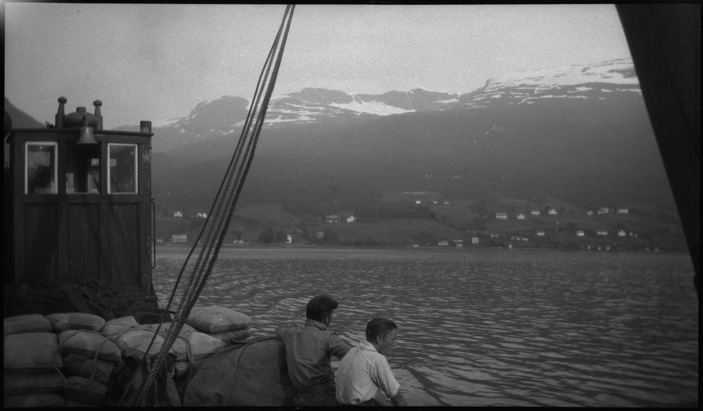 Per og Alf Årseth og Finn Johannessen på sykkeltur i Sogn og Fjordane og Møre og Romsdal. Det er bilder fra fjellturer og -topper, fra fjorder og fjell, bygder og byen Ålesund.
Bilde nr. 2 er av Skodjebrua i Skodje. Bilde nr. 3 er av Kolåstind i Standal, med Sylen og Fingeren til høyre. Bilde nr. 9 er fra Kongens gate i Ålesund. Bilde nr. 11 er tatt over Hjørundfjorden med Langenestinden og Store Standal på motsatt side. Bilde nr. 20-21 er fra Ålesund.