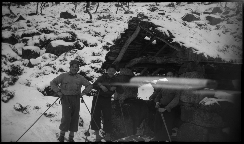 Lindtner, Oscar Johnsen, Malde og Håvarstein på skitur i Madlandshei. Det er bilder fra turvennene ved ei åpen bu sammen med flere andre, og fra skituren i heiene.