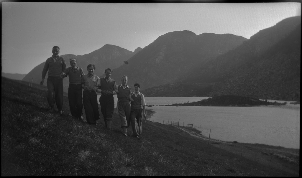 En gjeng unge menn på fjelltur til fjellene i Småsildalen i Strand. Det er bilder av spektakulære fjellformasjoner og en samlet vennegjeng.