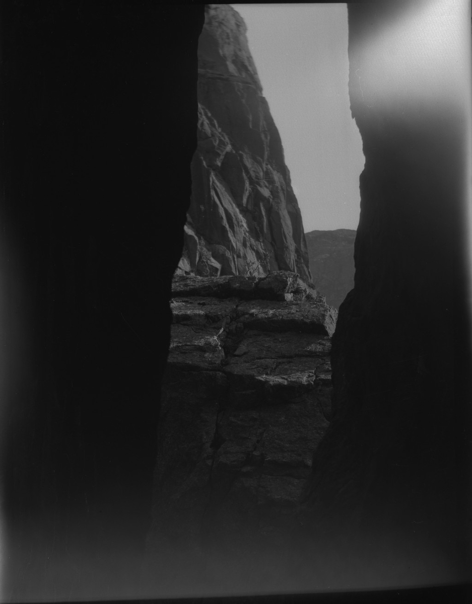 En gjeng unge menn på fjelltur til fjellene i Småsildalen i Strand. Det er bilder av spektakulære fjellformasjoner og en samlet vennegjeng.