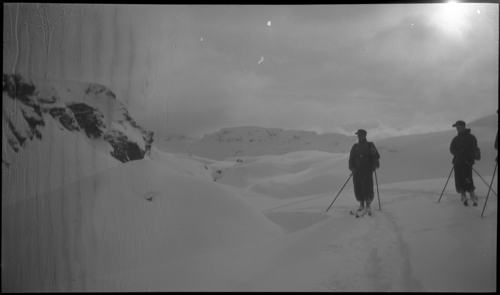 En vennegjeng på skitur i Suldal i vekslende vær. De er innom flere støler og overnattingshytter, bl.a. turistforeningshytta i Stranddalen. Noen ganger er klærne deres hvite av snø. Det er mye snø i fjellet og de må grave seg inn til hyttene. I den ene hytta lytter de til radio og studerer et gevær. Bilde nr. 6 viser en som smører skiene sine.
