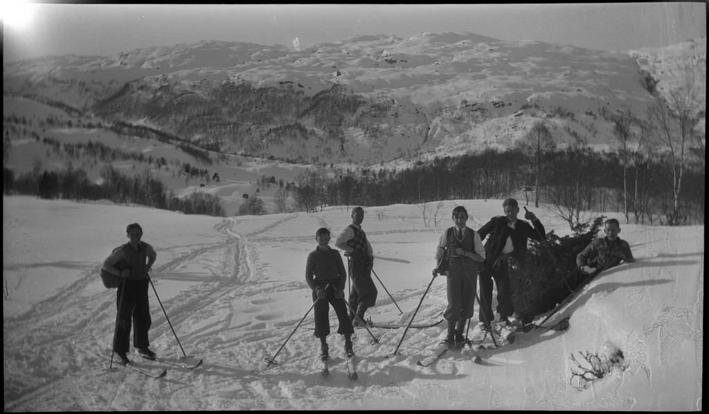 St. Svitun skole fra Stavanger på skidag i Saudasjøen. De reiser inn med hurtigskipet "D/S Sanct Svithun". Det er bilder fra lek, konkurranser og skiturer. På bilde nr. 5 holder en gutt et fotoapparat.