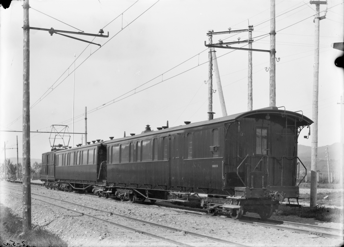 Westinghouse-lokomotiv nr. 1 med personvogner på linjen.
