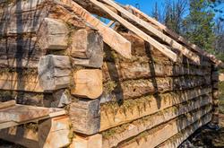 Fra arbeidet med å sette opp buret på Daniel Mortenssons vin