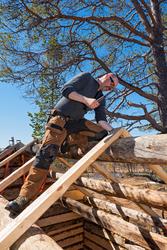 Arbeid med å sette opp buret på Daniel Mortenssons vinterbop