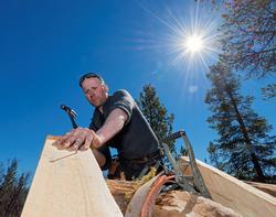 Arbeid med å sette opp buret på Daniel Mortenssons vinterbop