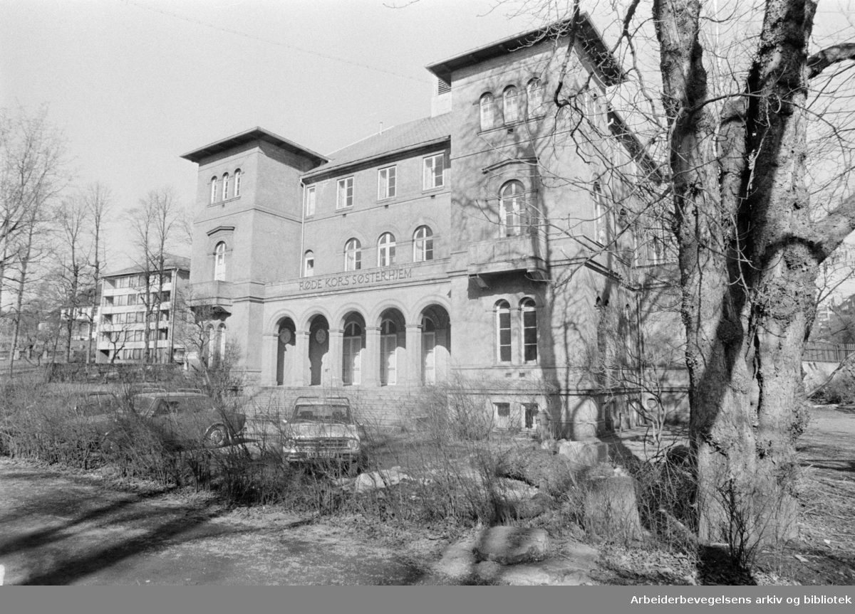 Røde Kors. Fredrik Stangs villa som er en del av Røde Kors kvartalet. Mars 1975