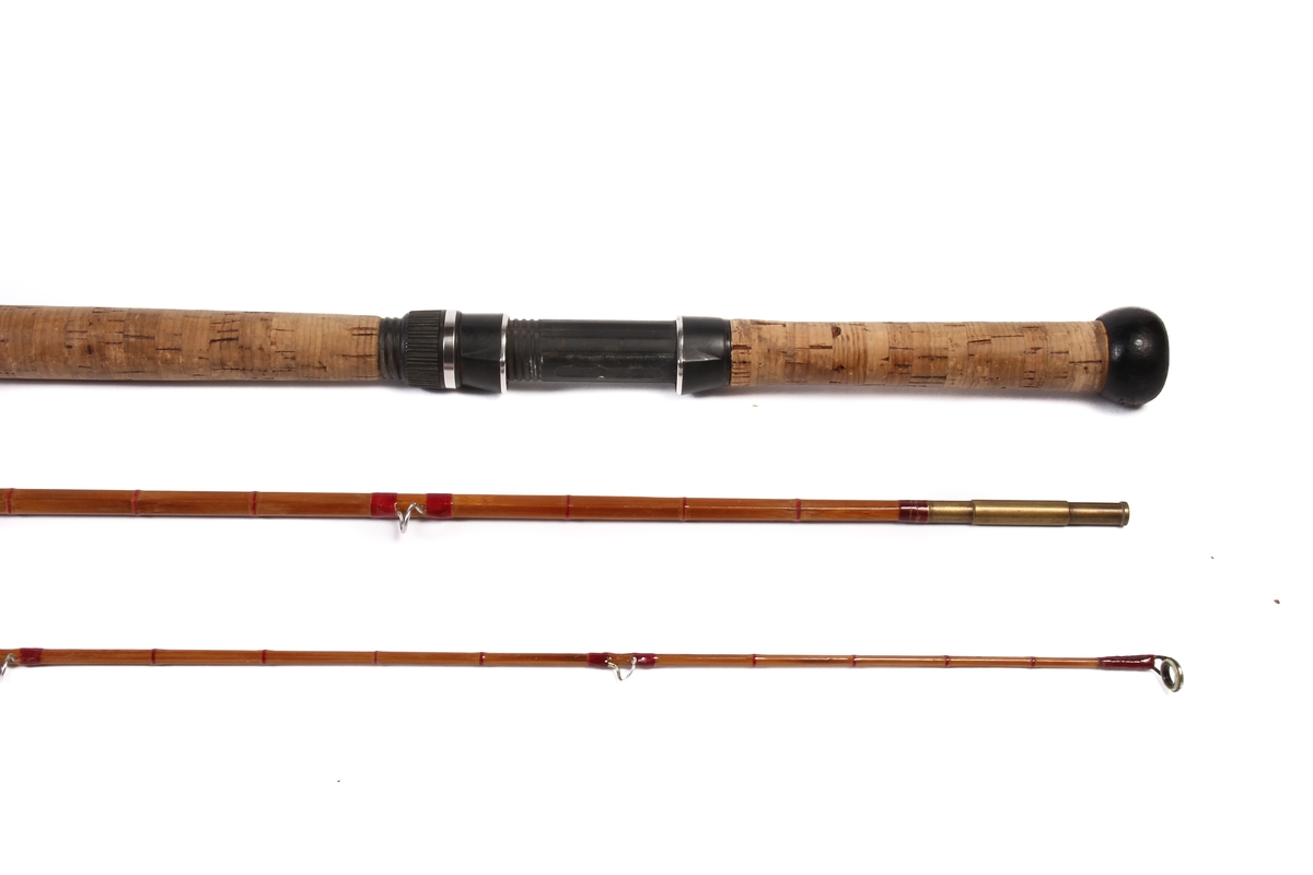 Den sekskanta stanga er laga av bambus og handtaket av kork.
Tredelt stang med ekstra tupp.