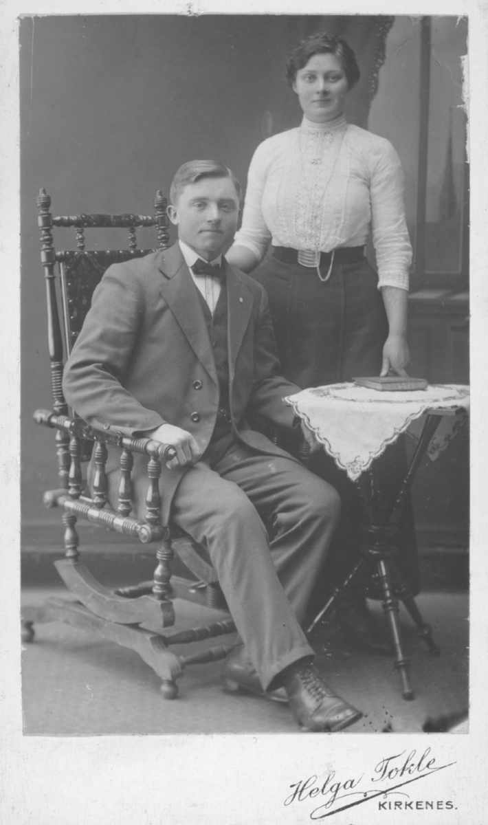 Album med portrettbilder. Albumet har tilhørt Aksel Konrad Mikkola og hans hustru Kathinka Marie, f. Mikkelsen. Det er nå i Solbjørg Mikkolas eie. Navnene til de portretterte er for en stor del ukjente, men mange er fra Neiden og Sør-Varanger. Kathinka kom opprinnelig fra Lofoten, og en del av bildene viser hennes familie i Nordland