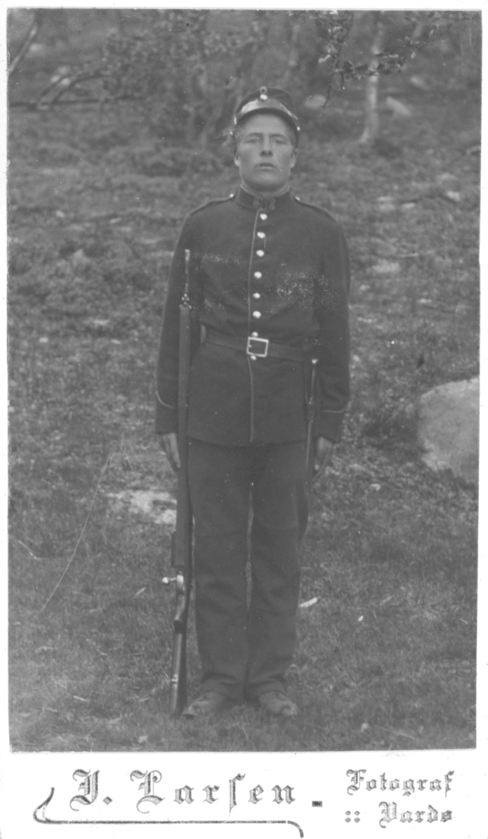 Album med portrettbilder. Albumet har tilhørt Aksel Konrad Mikkola og hans hustru Kathinka Marie, f. Mikkelsen. Det er nå i Solbjørg Mikkolas eie. Navnene til de portretterte er for en stor del ukjente, men mange er fra Neiden og Sør-Varanger. Kathinka kom opprinnelig fra Lofoten, og en del av bildene viser hennes familie i Nordland