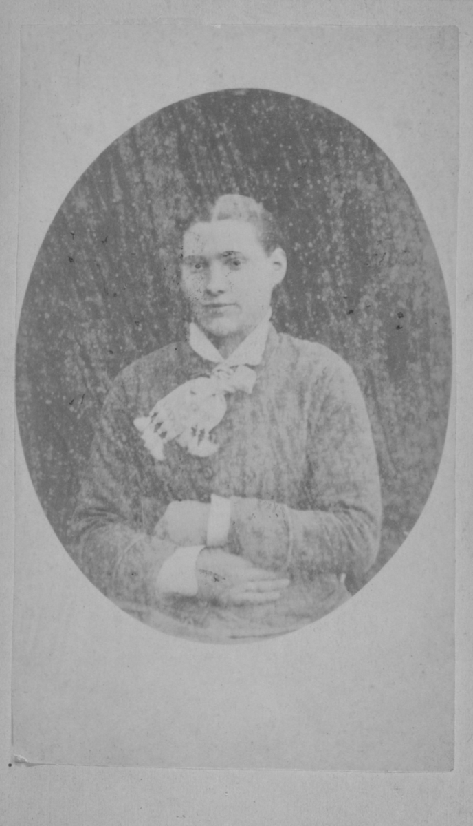 Album med portrettbilder. Albumet har tilhørt Aksel Konrad Mikkola og hans hustru Kathinka Marie, f. Mikkelsen. Det er nå i Solbjørg Mikkolas eie. Navnene til de portretterte er for en stor del ukjente, men mange er fra Neiden og Sør-Varanger. Kathinka kom opprinnelig fra Lofoten, og en del av bildene viser hennes familie i Nordland