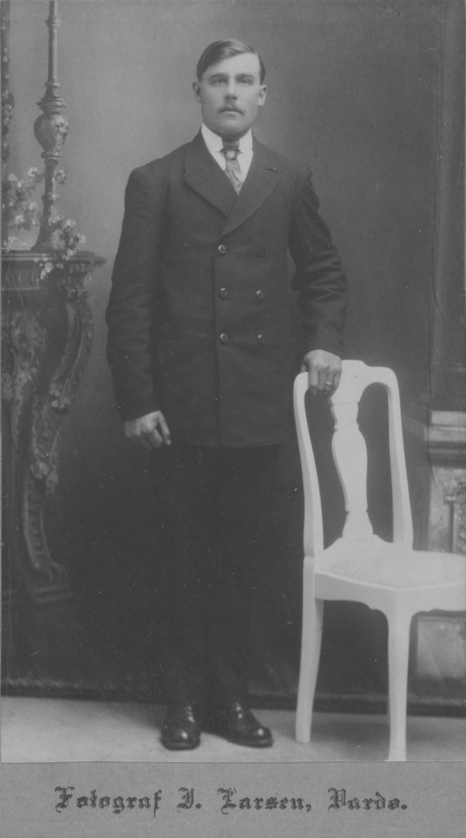 Album med portrettbilder. Albumet har tilhørt Aksel Konrad Mikkola og hans hustru Kathinka Marie, f. Mikkelsen. Det er nå i Solbjørg Mikkolas eie. Navnene til de portretterte er for en stor del ukjente, men mange er fra Neiden og Sør-Varanger. Kathinka kom opprinnelig fra Lofoten, og en del av bildene viser hennes familie i Nordland