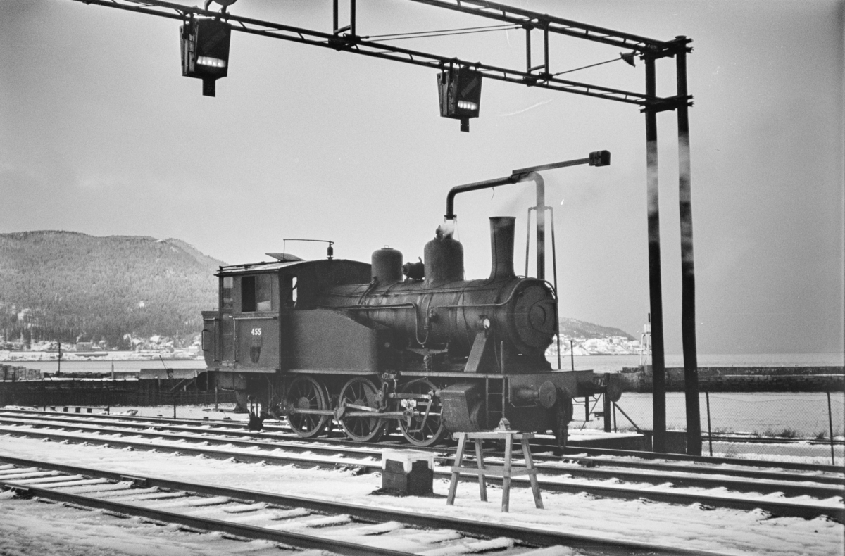 Damplokomotiv type 23b nr. 455 ved vannstenderen på Trondheim stasjon.
