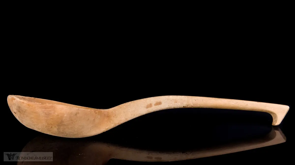 Tresleiv med skålformet skjeblad og lett buet skaft med krok i enden.