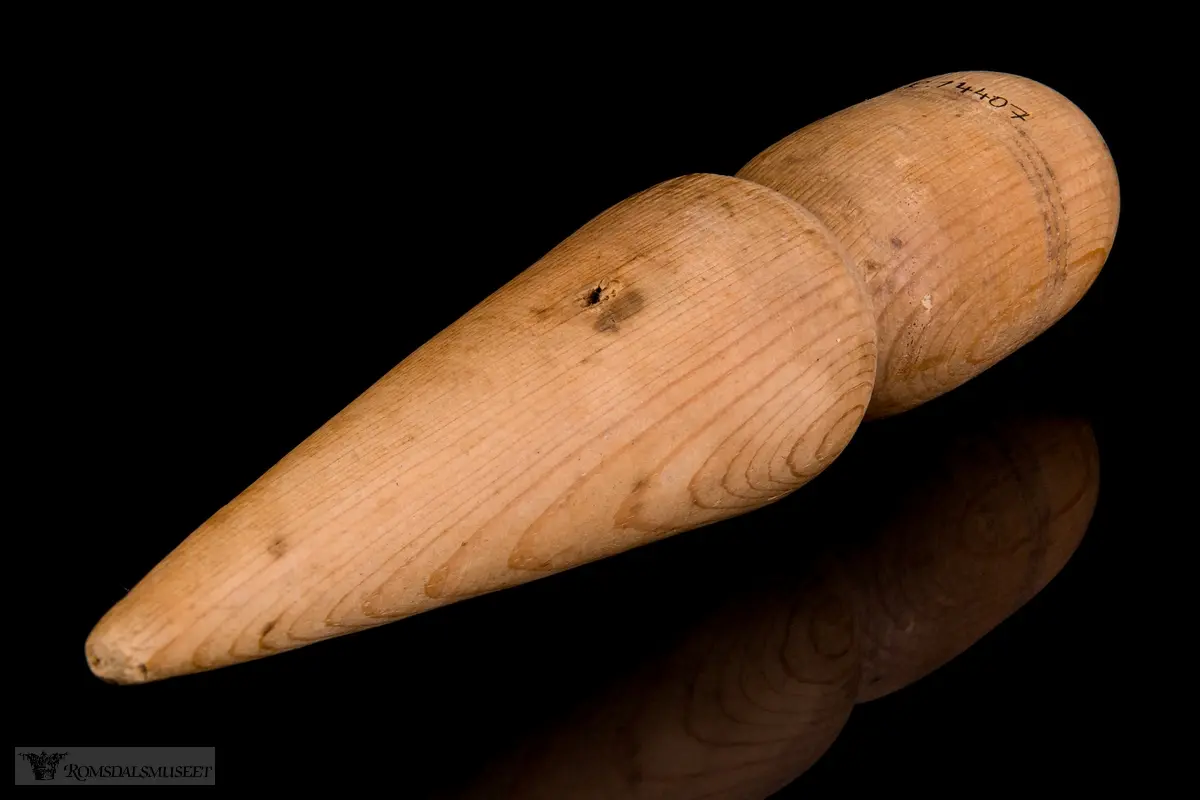 Dreid trepinne som er avrundet i bakkant og kjegleformet i enden. Til å forme krumkaker med.