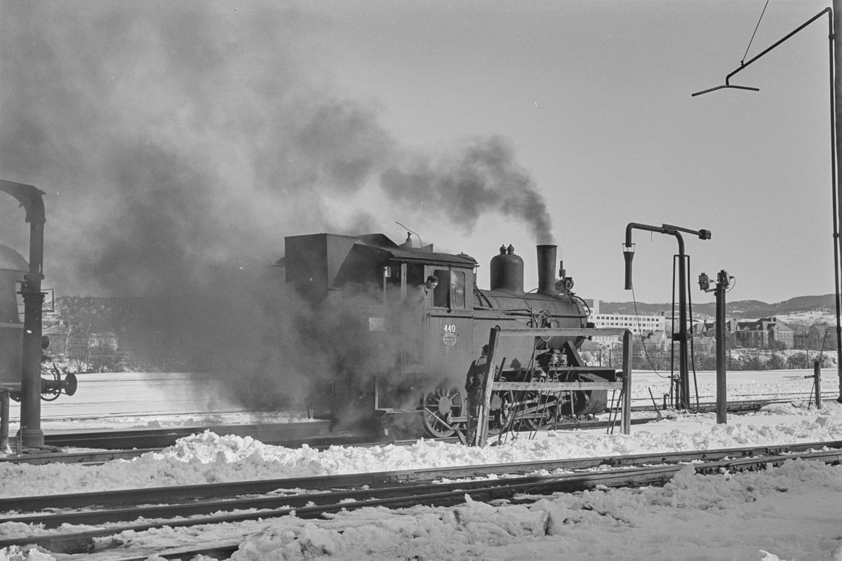 Damplokomotiv type 23b nr. 440 ived vannstenderen på Trondheim stasjon.
