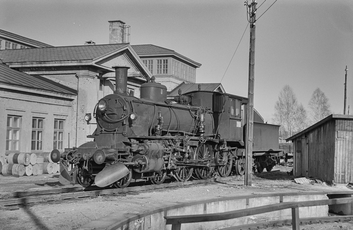 Utrangert damplokomotiv type 27a nr. 220 ved "Nystallen" på Lillestrøm stasjon.