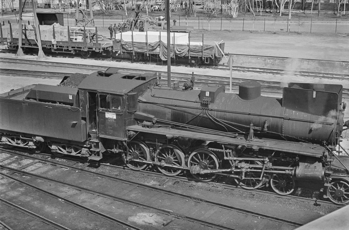 Damplokomotiv type 26a nr. 216 ved lokomotivstallen på Røros stasjon.