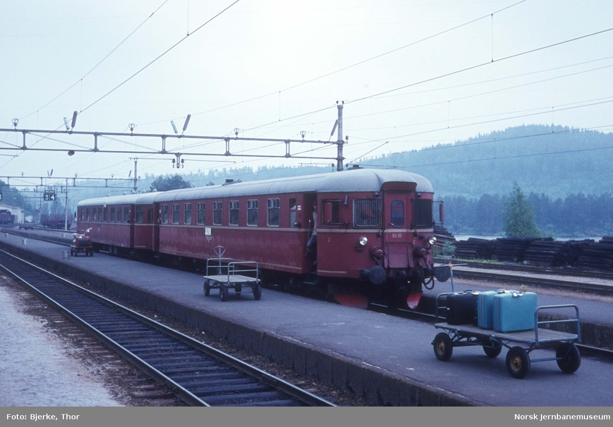 Nelaug stasjon med persontog 2510 fra Arendal, bestående av motorvogn BM 91.10 og styrevogn BFS 91 66