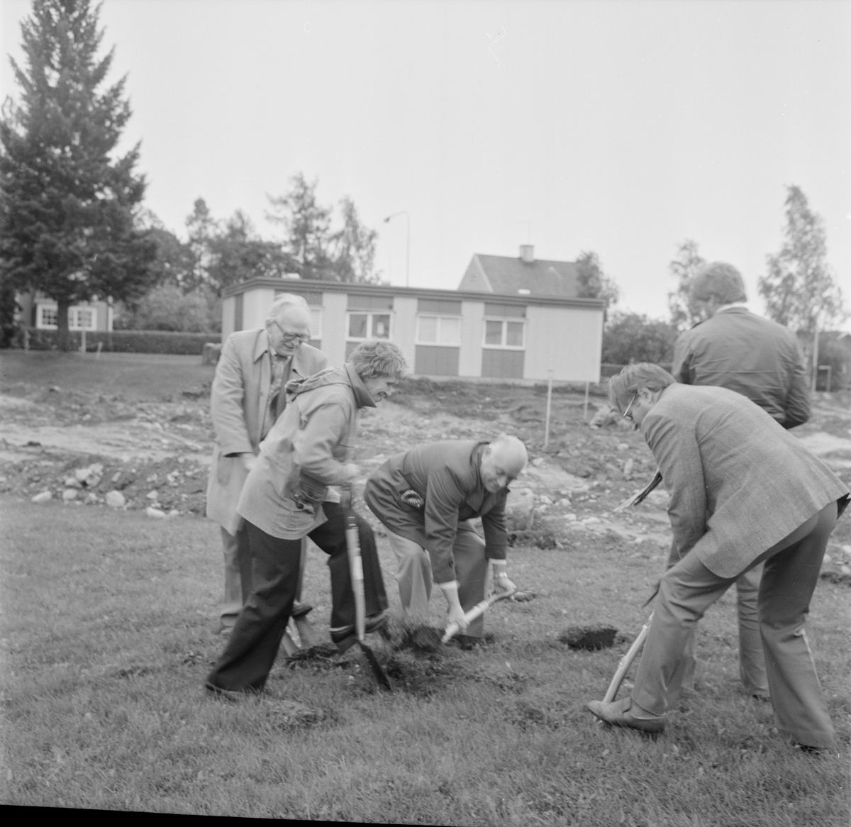 Första spadtag till Servicehus i Gimo, Skäfthammar socken, Uppland, september 1979