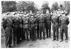 Gruppebilde av soldater på rep-øvelse.