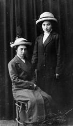 Olga og Clara Kvalø fra Erikstad, Lødingen. Clara var f. 188