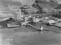 Luftfoto av I. C. Piene & Søn i Buvika